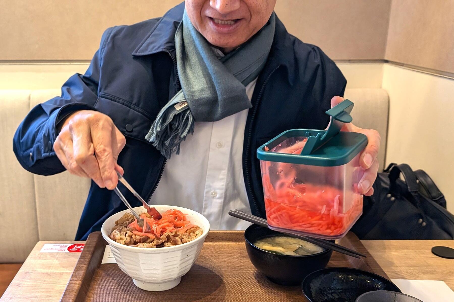 紅生姜を載せる筆者