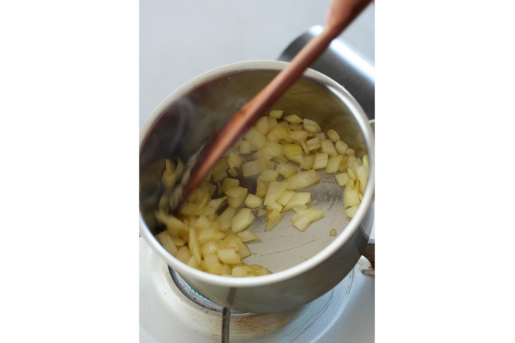 玉ねぎを炒める