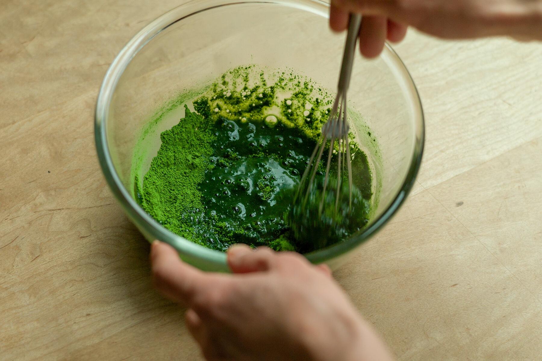 抹茶を砂糖と合わせる