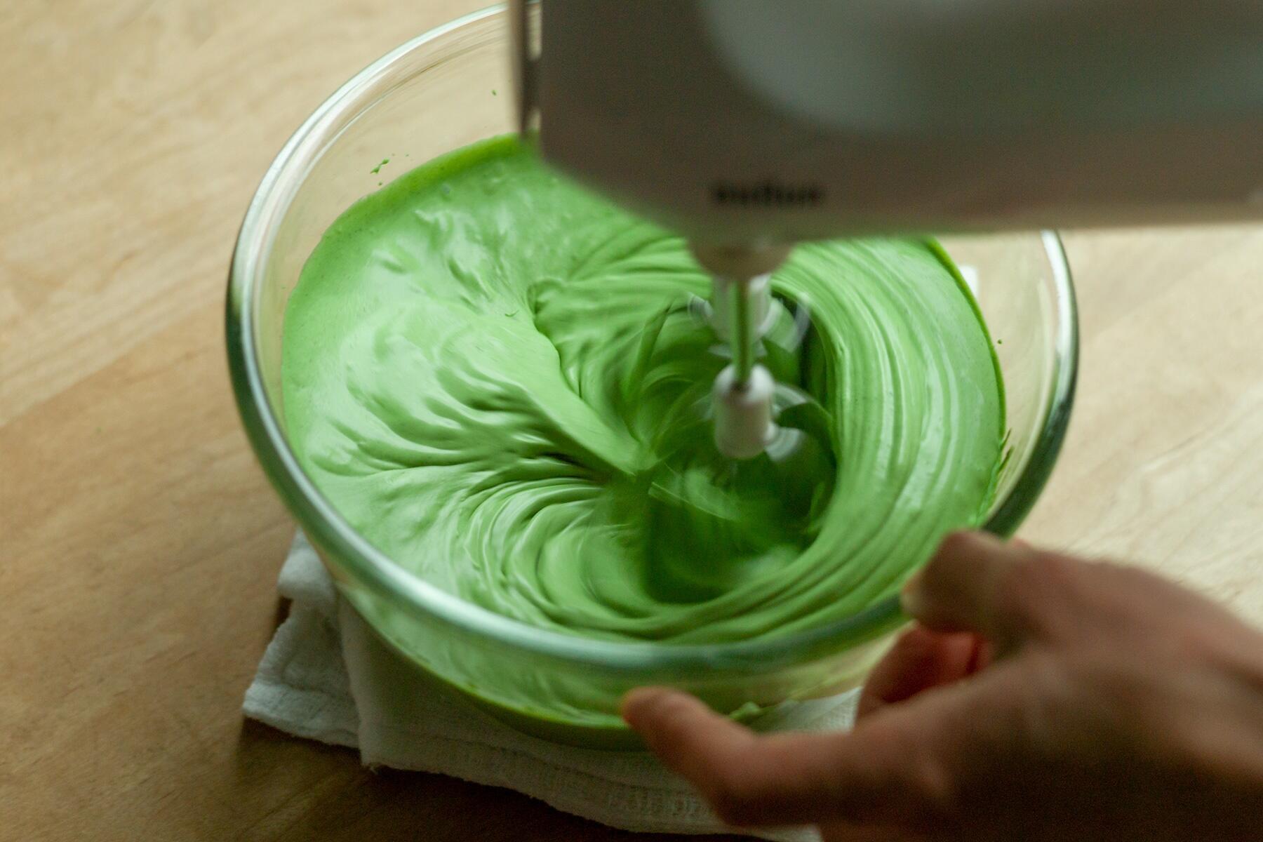 生クリームを加える