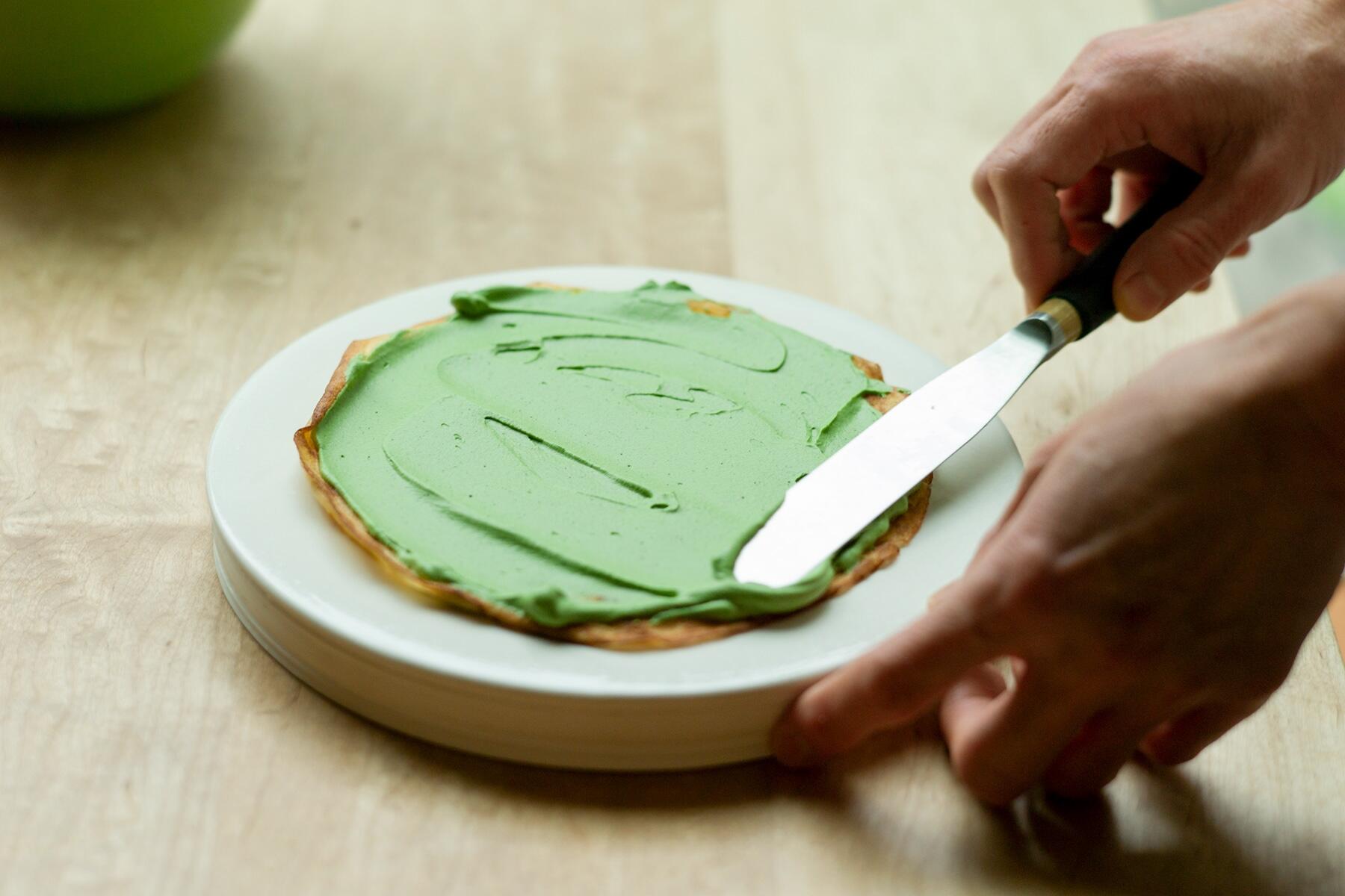 生地にクリームを塗る