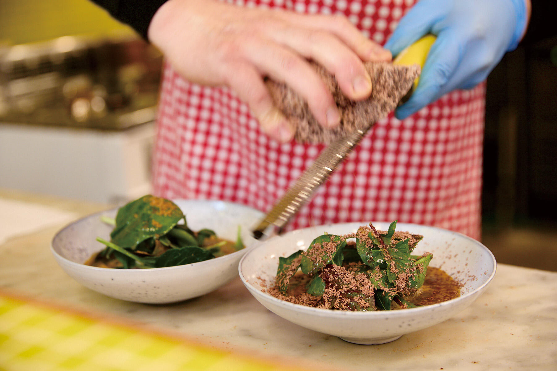 スープにカカオをかける