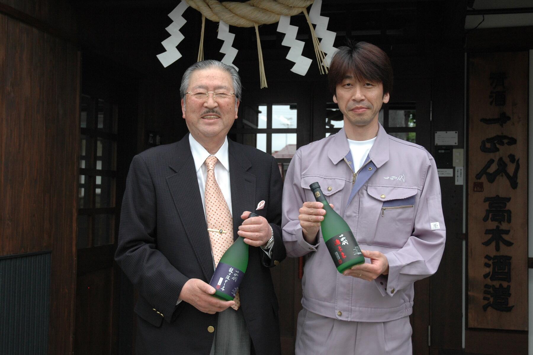 十四代蔵元・高木辰五郎さん(2022年逝去)と、柔和な笑顔を見せる長男・顕統さん