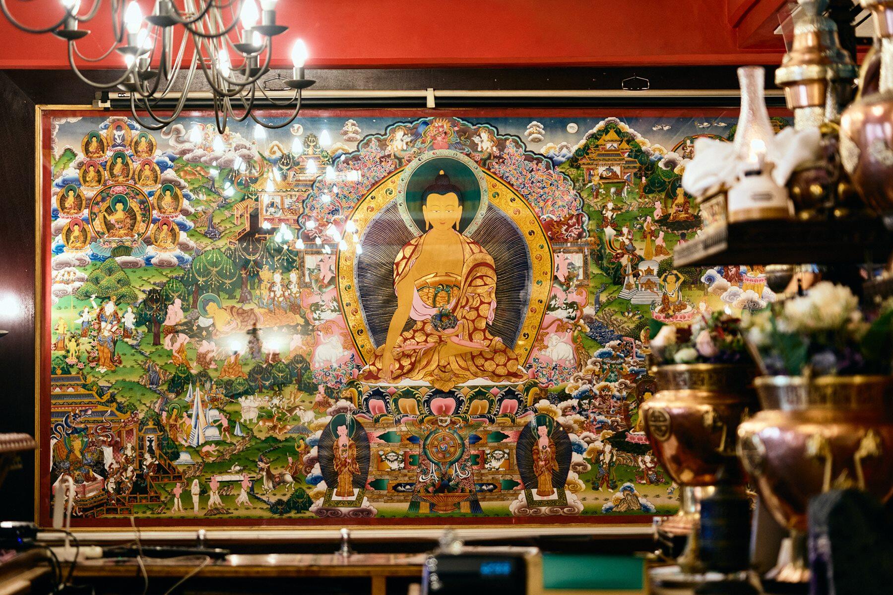 壁一面を埋め尽くす絵画