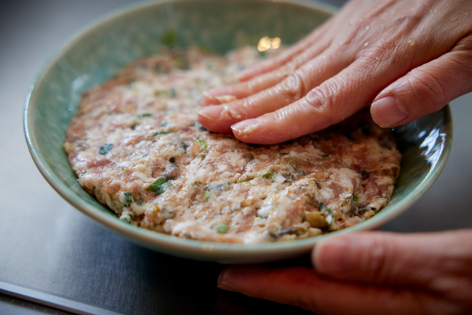 耐熱性の器に入れる