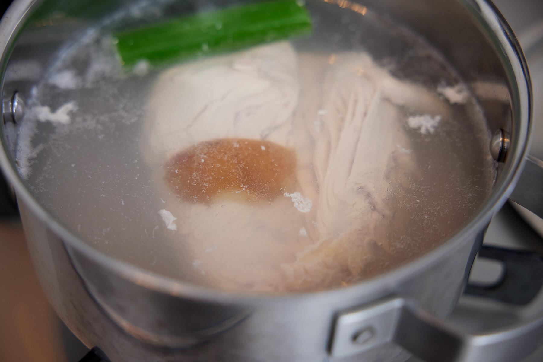 鶏肉をゆでる