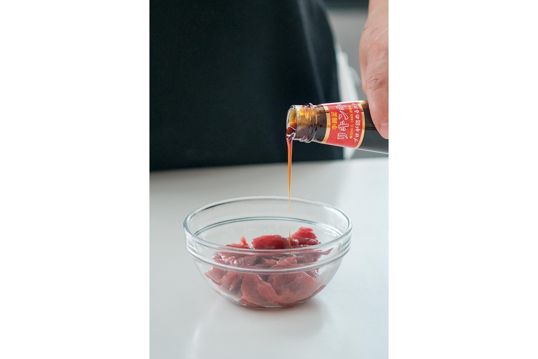 肉に下味をつける