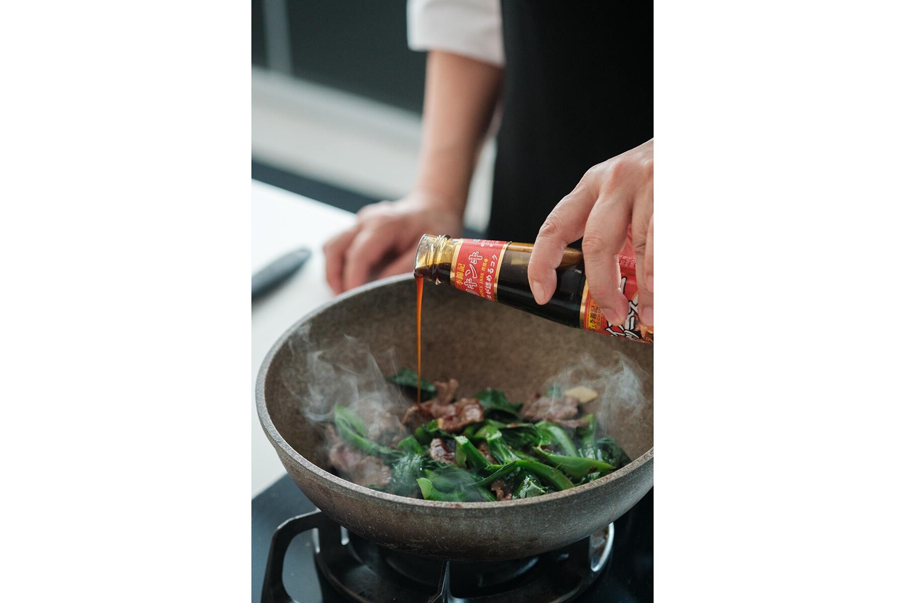 牛肉とカイラン菜を合わせて仕上げる