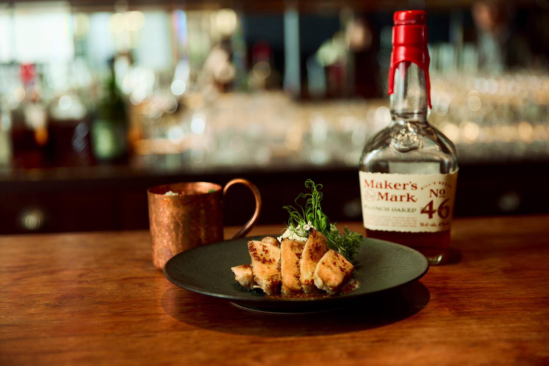 「メーカーズ46のケンタッキーミュール」と「ローストポーク　ハニーマスタードソース トリュフポテトピューレ添え」