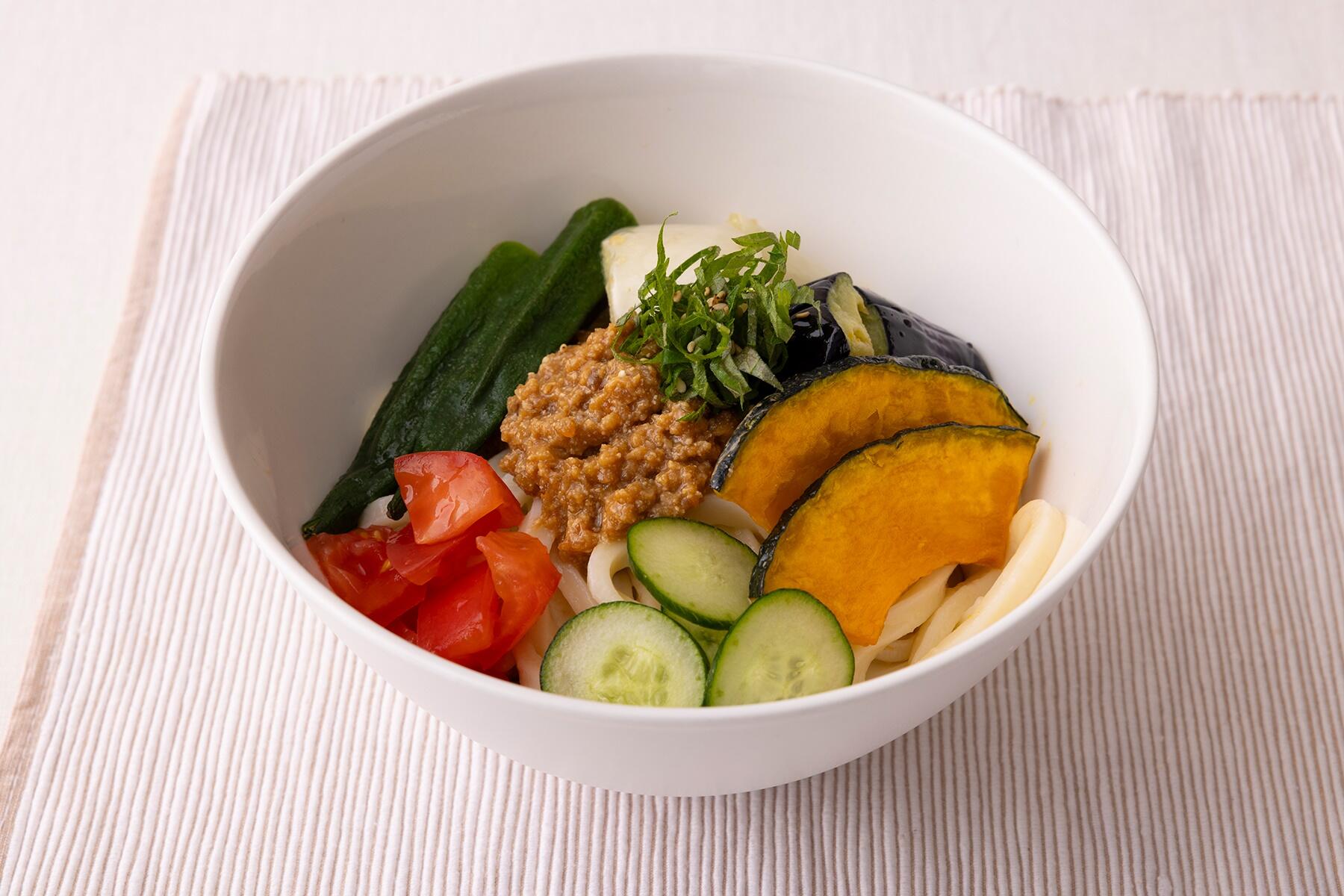 手軽なランチにぴったり！「夏野菜と鶏そぼろの旨味噌冷やしうどん」