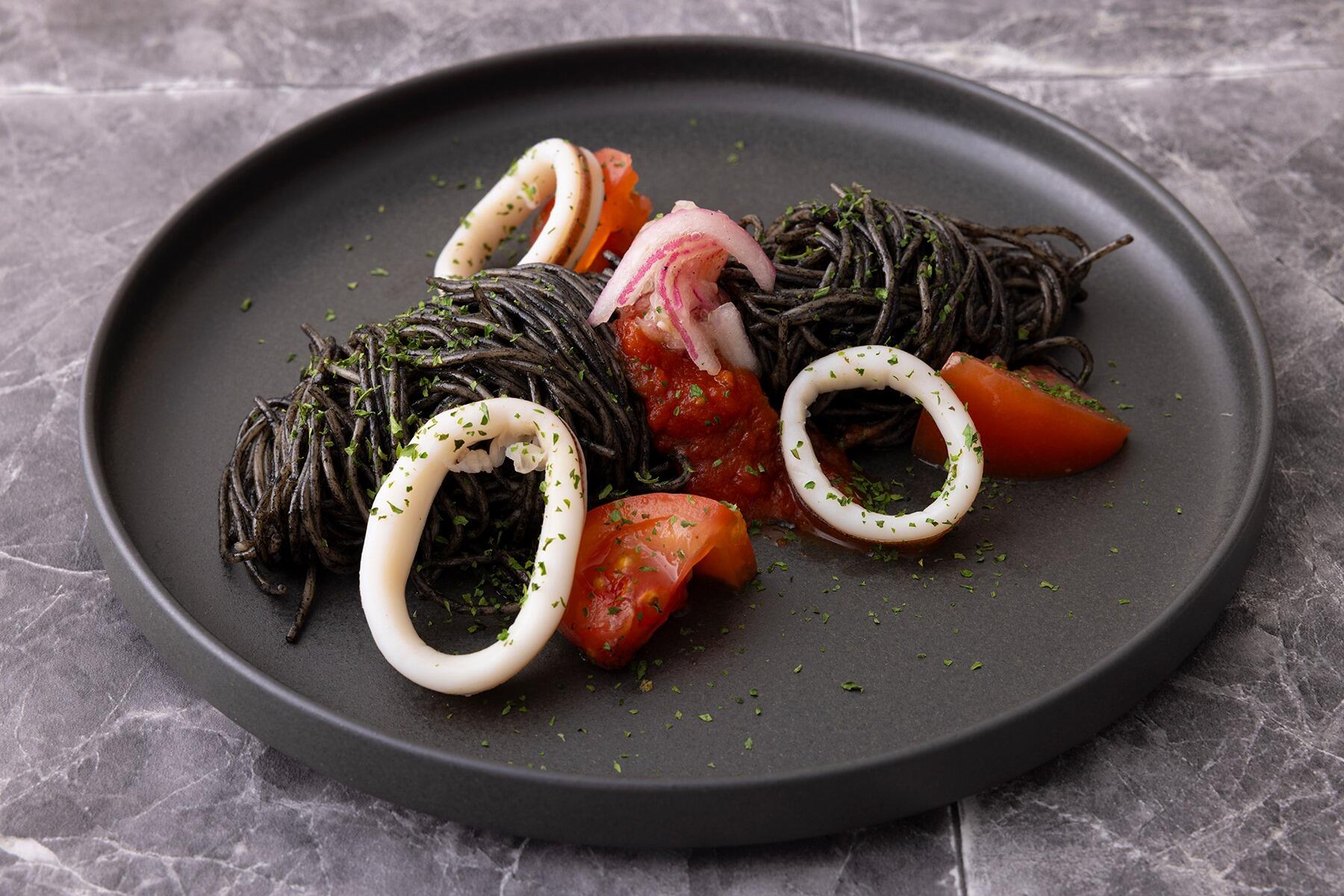 イカスミと甘酢漬けのハーモニー。「イカスミとフレッシュトマトの冷製カッペリーニ」