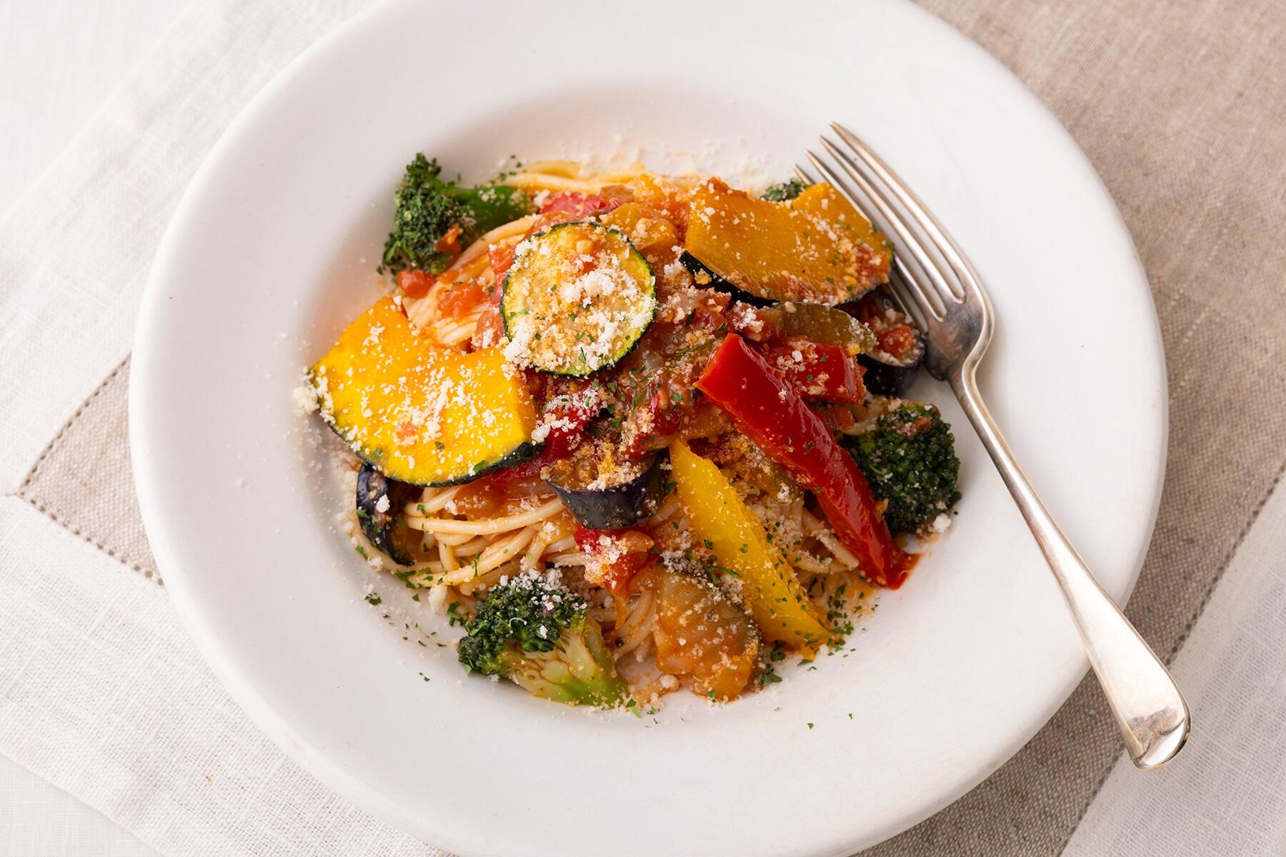 元気みなぎるビタミンカラーで食欲アップ！「彩り夏野菜の菜園風スパゲッティ」