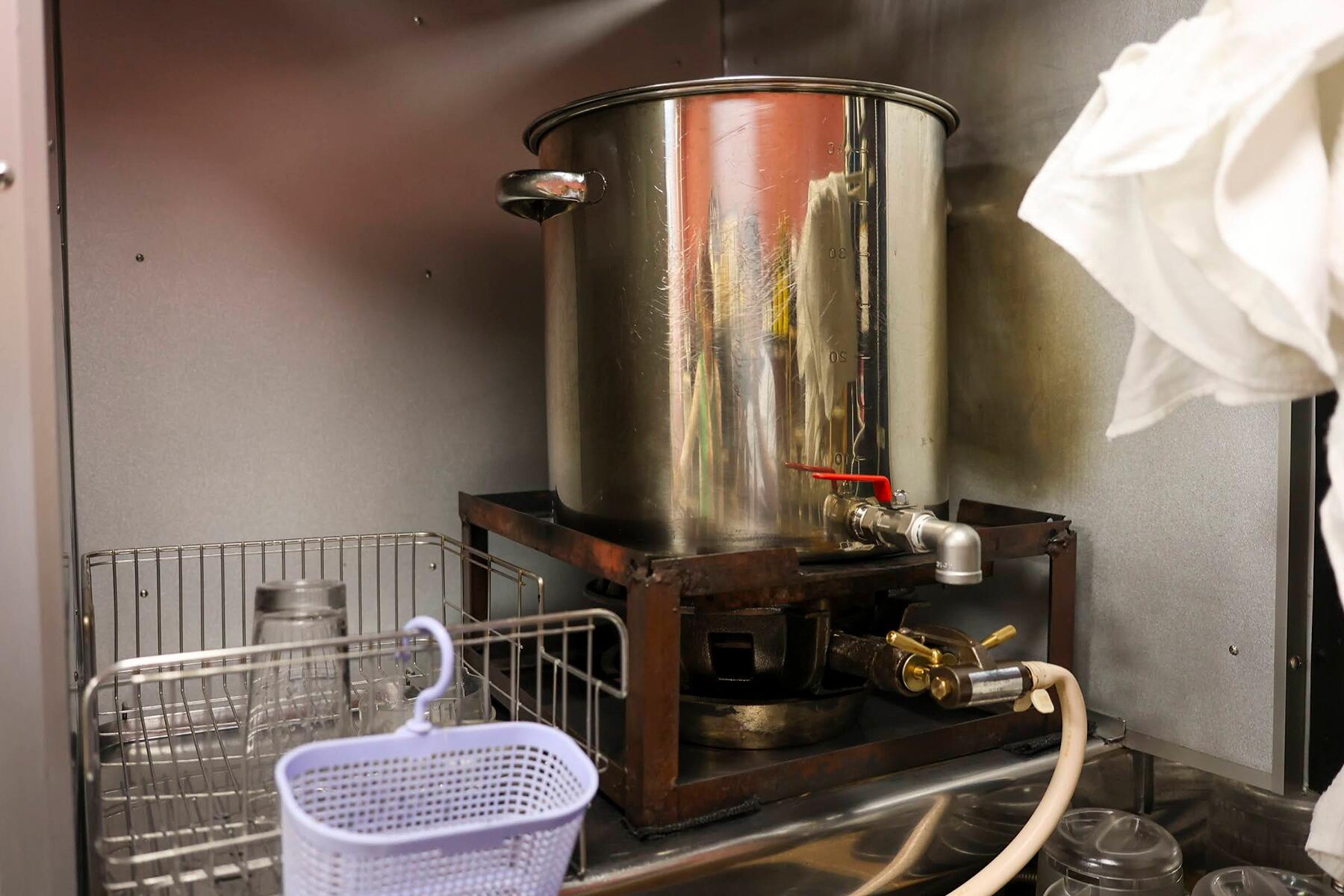 麦茶を煮だしている