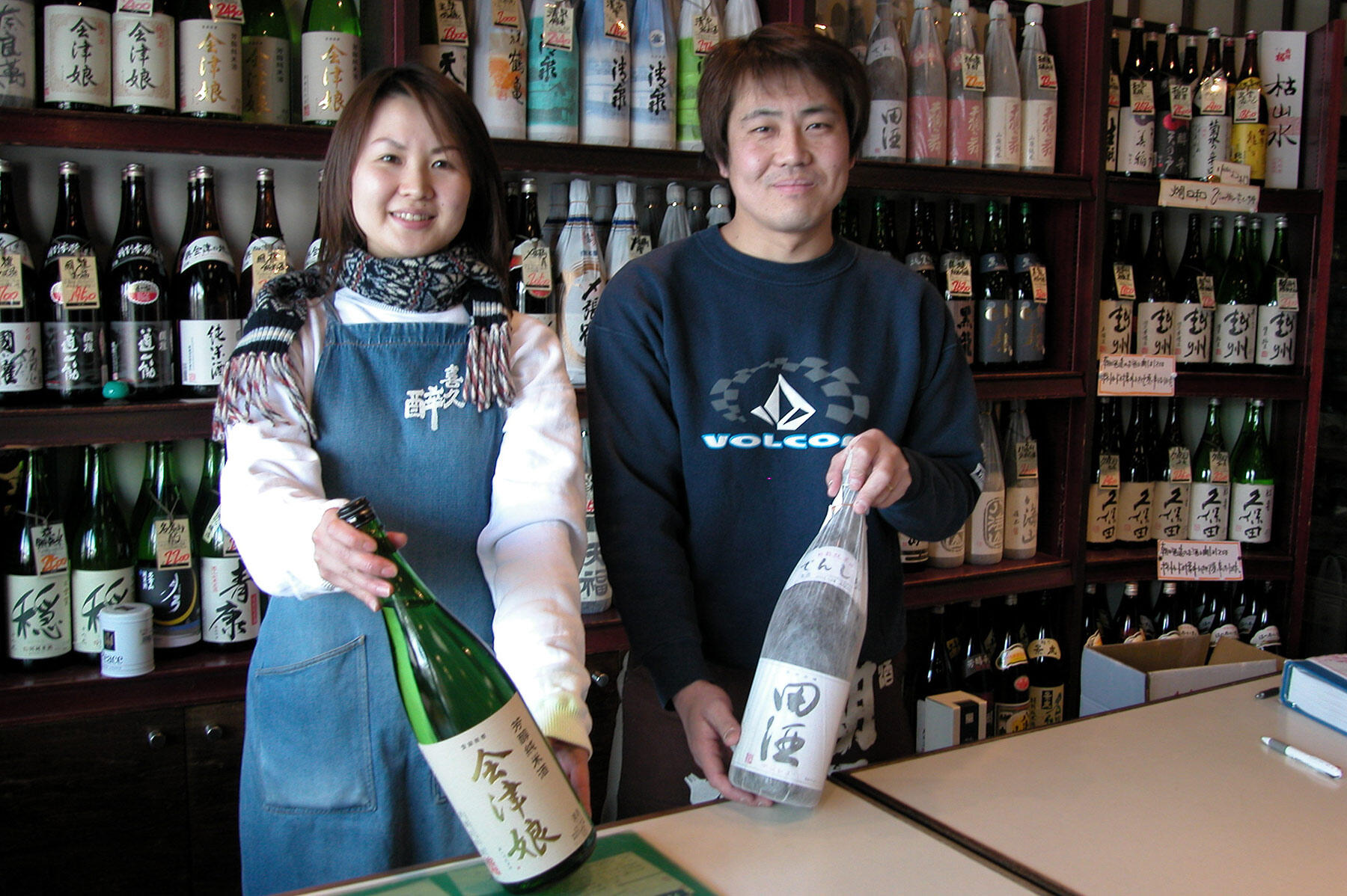 旧店内にて、佐藤広隆さんと妻の啓江さん