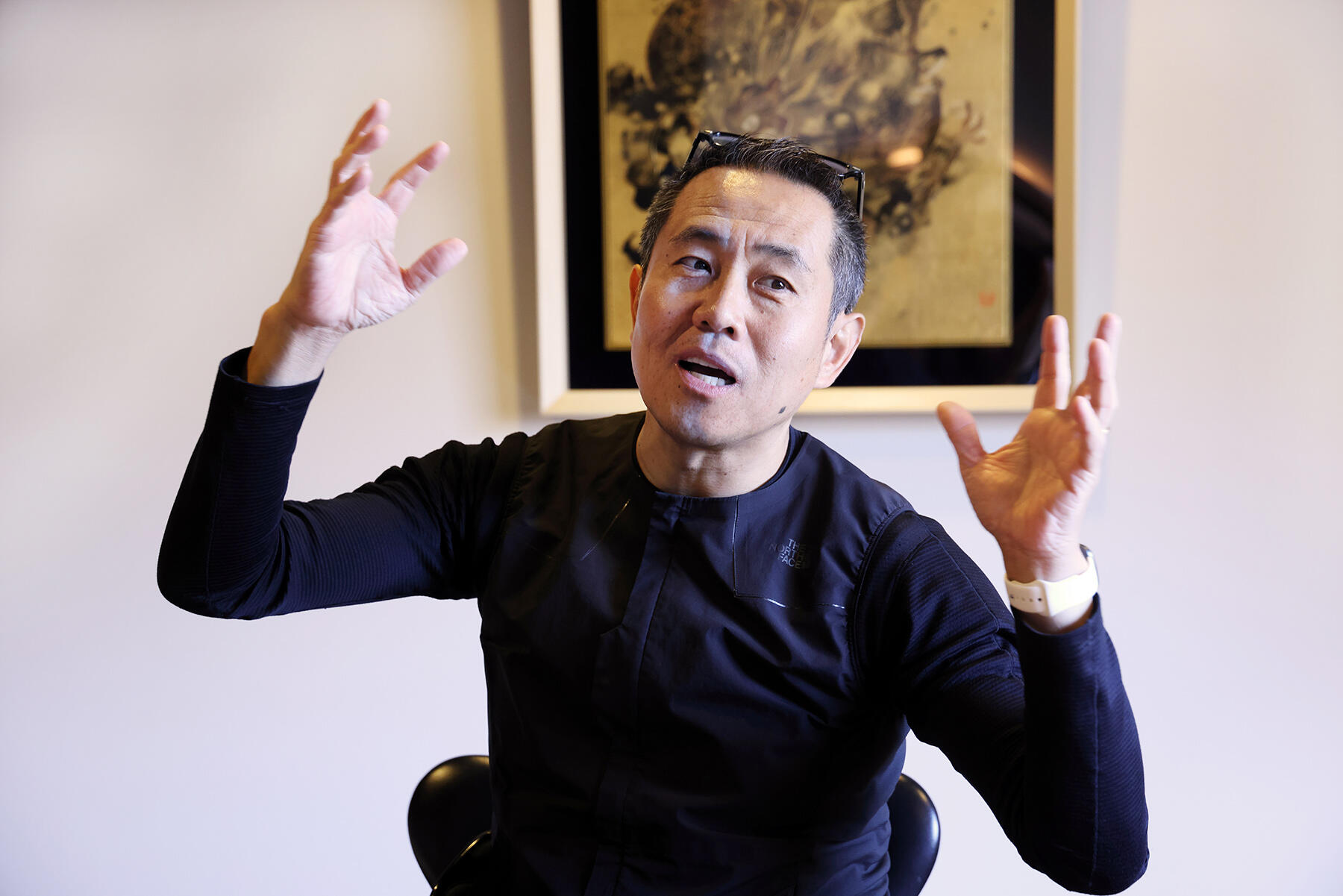 店舗2階のテイスティングルームで、十四代との出会いについて語る佐藤広隆さん