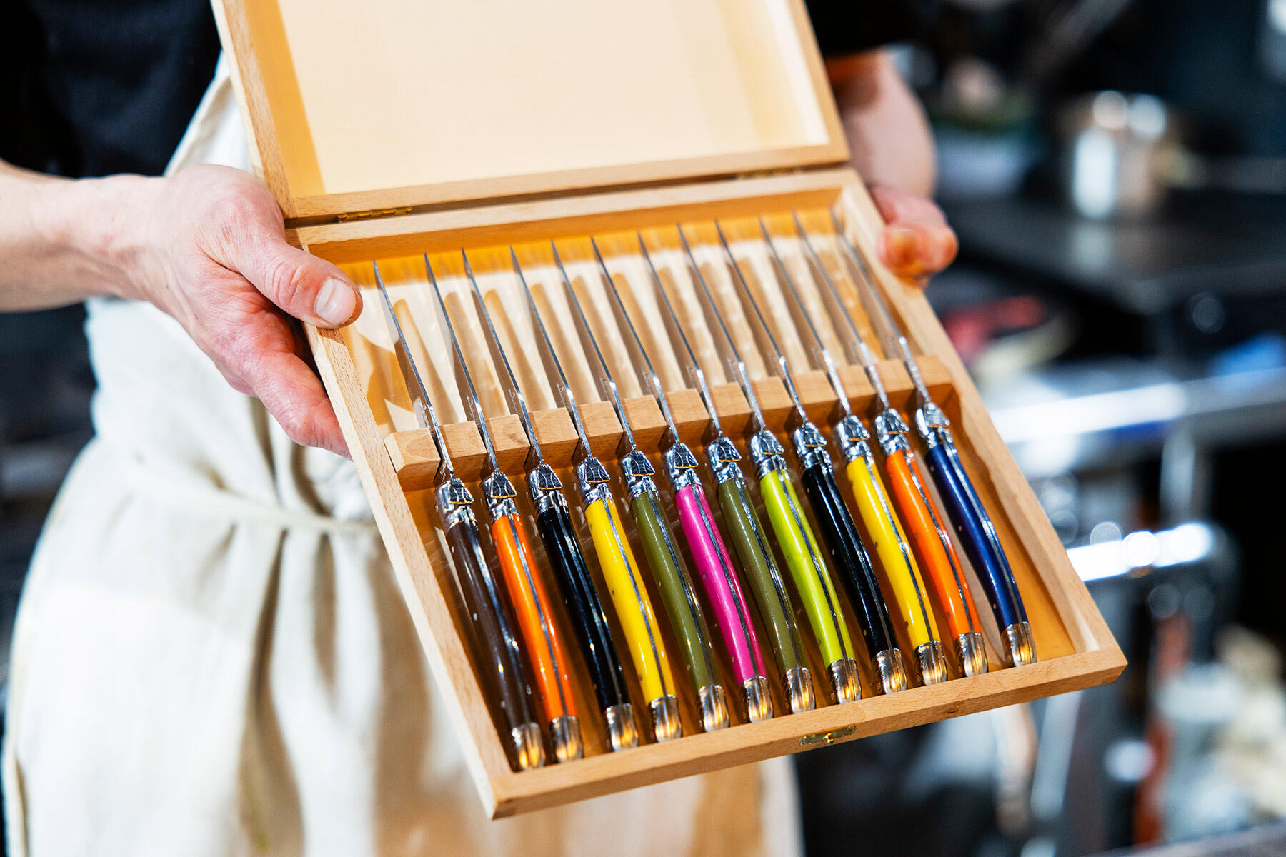 メインの肉料理に使うラギオールナイフ