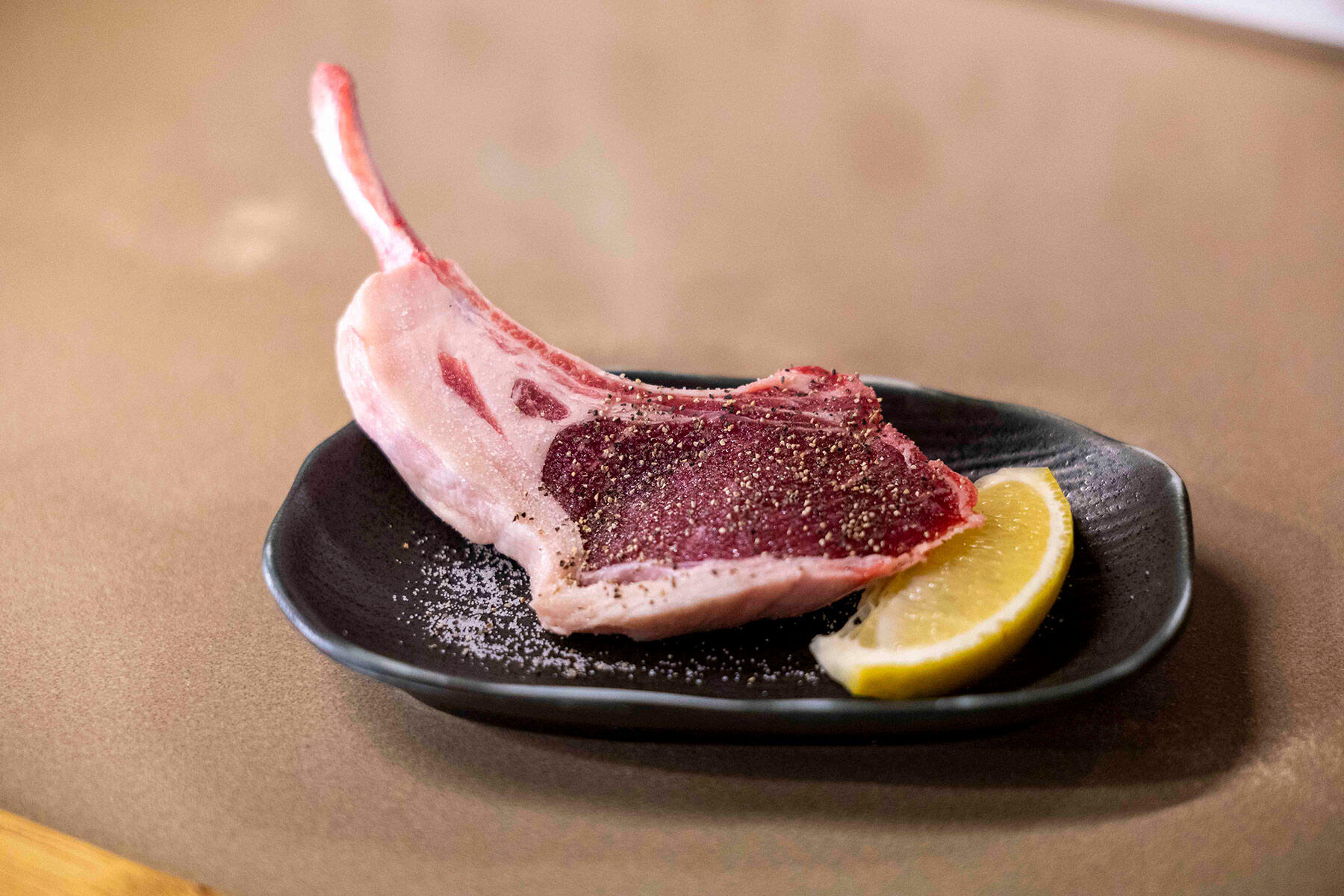 カットレモン付きのラムラック