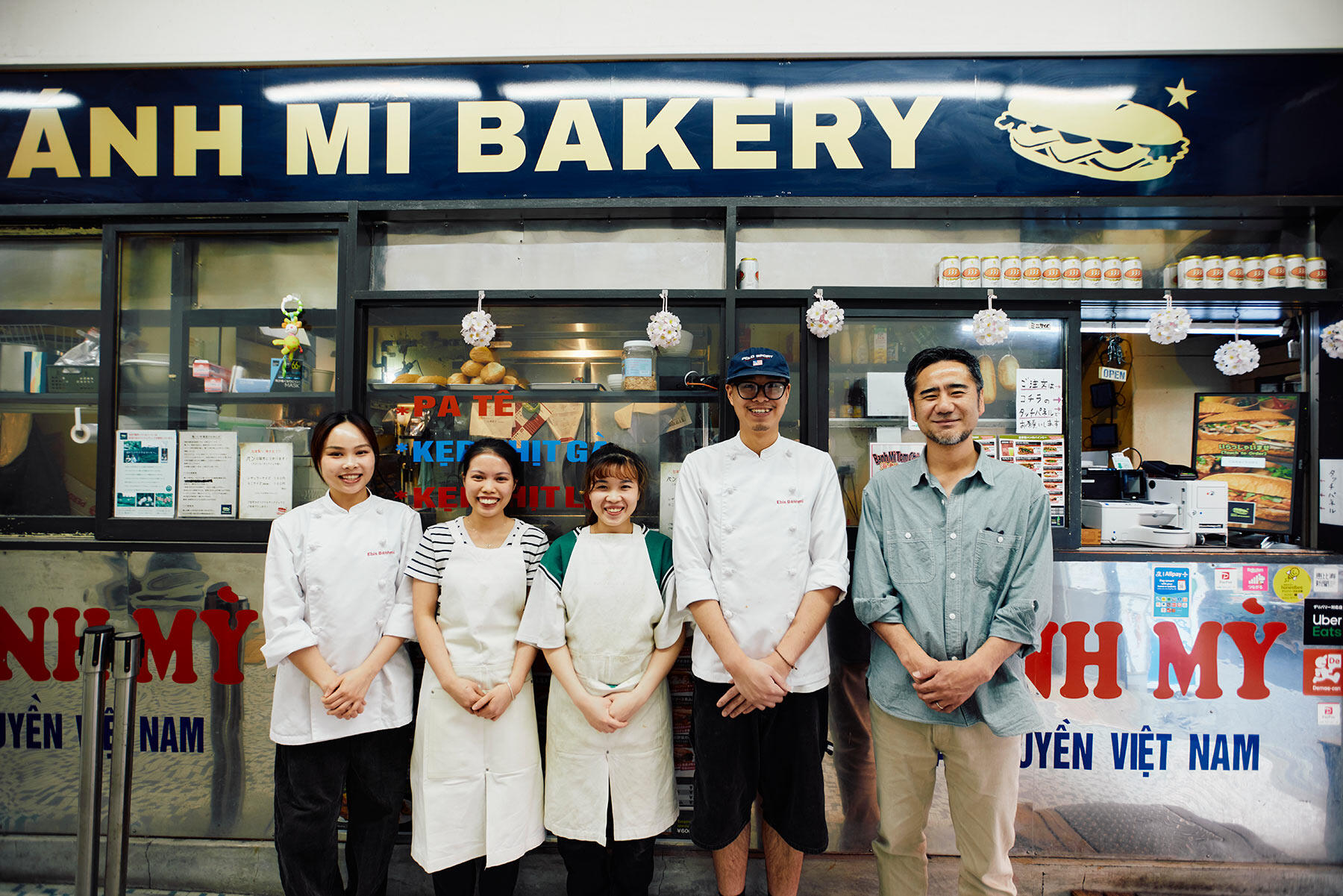 店を立ち上げた茂木貴彦さん(右端)とスタッフの皆さん