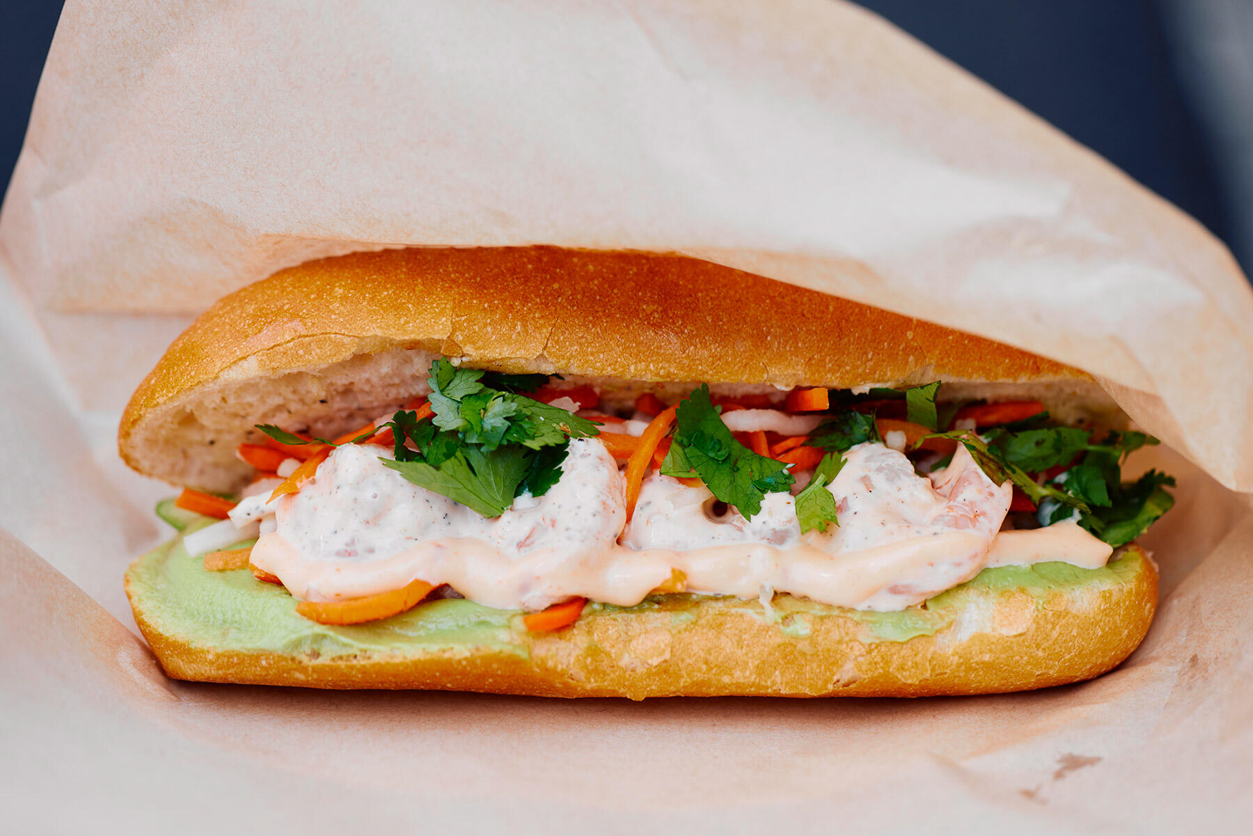 プリプリとしたエビの食感、クリーミーなアボカドとピリ辛のチリマヨネーズの組み合わせがたまらない「エビチリマヨとアボカドのバインミー」790円