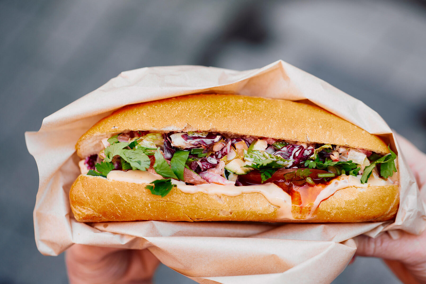 8種の野菜（レタス、ナス、ズッキーニ、パプリカ、きゅうり、トマト、トレビス）と福神漬け、ピーナッツを合わせた「チョップドサラダバインミー」640円。一口ごとに異なる野菜が口に入ってきて、いろいろな食感や味を味わえるのが楽しい。