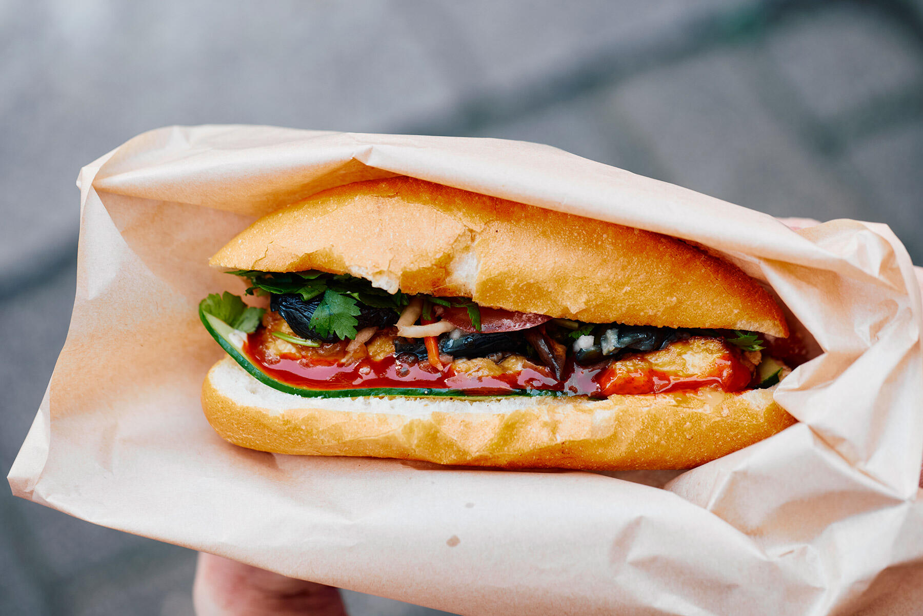 ベジタリアン対応のバインミーとして考案したオリジナルメニュー「揚げ豆腐と季節野菜のバインミー」740円