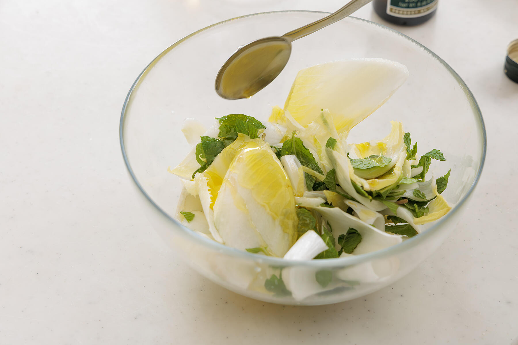 ドレッシングを和える