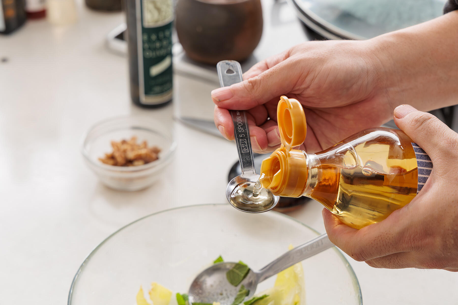 ドレッシングを和える