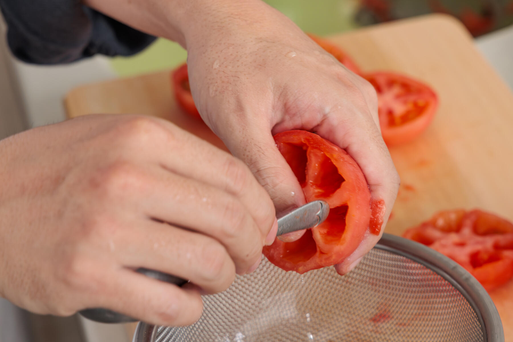 トマトを炙り、切る