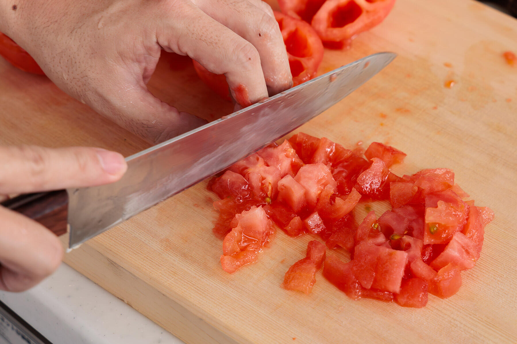 トマトを炙り、切る