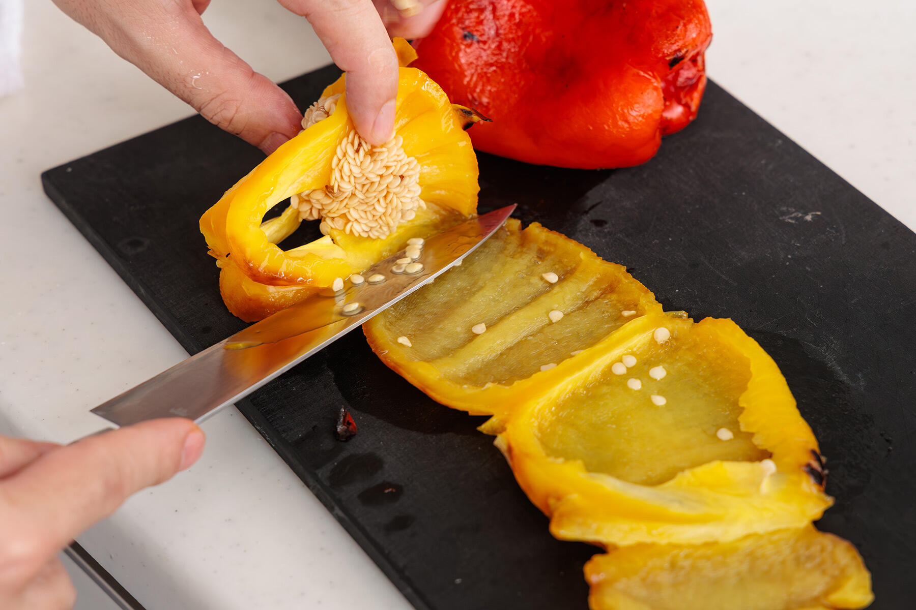 パプリカを切る