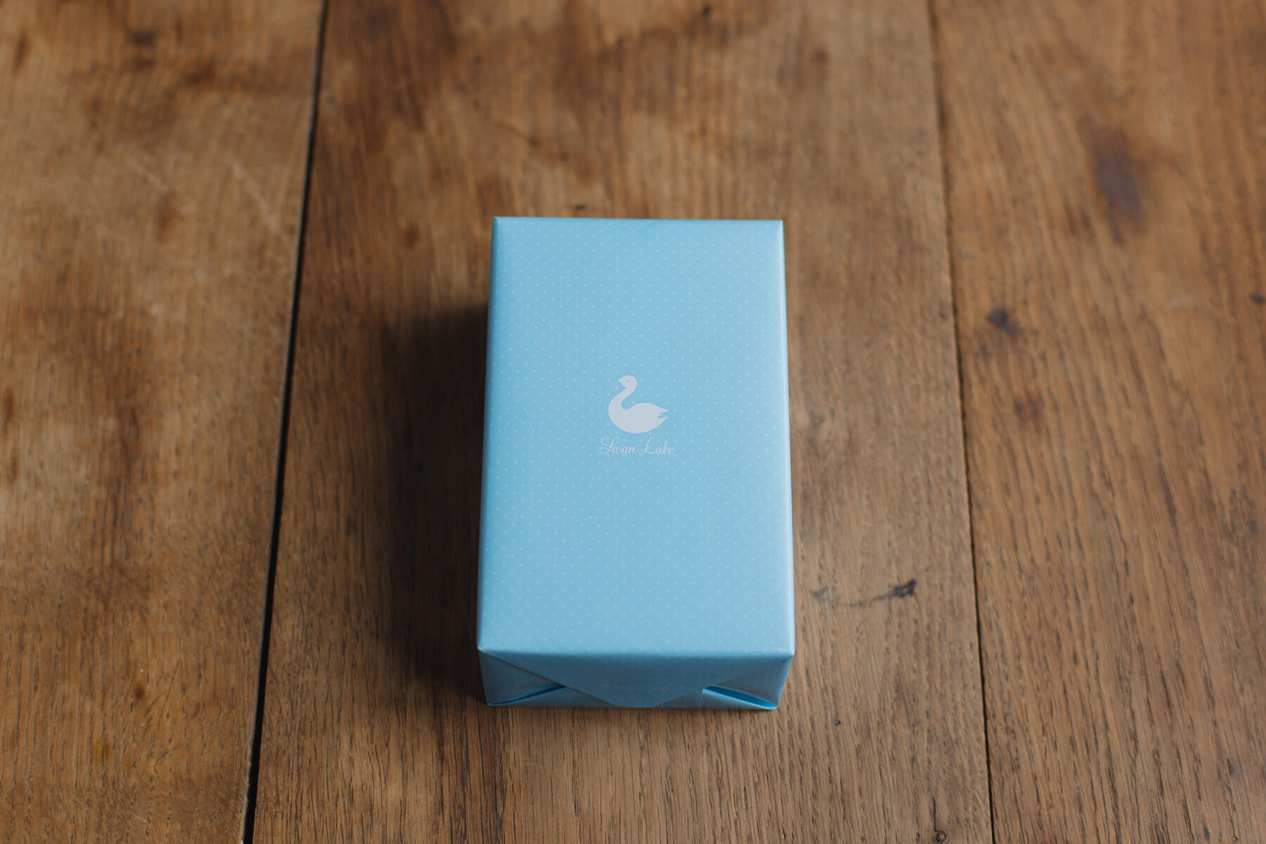 ブルーの細かなドット柄の包装紙