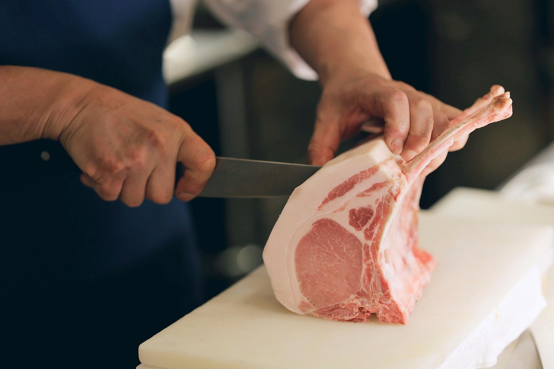 骨付きロースをカット