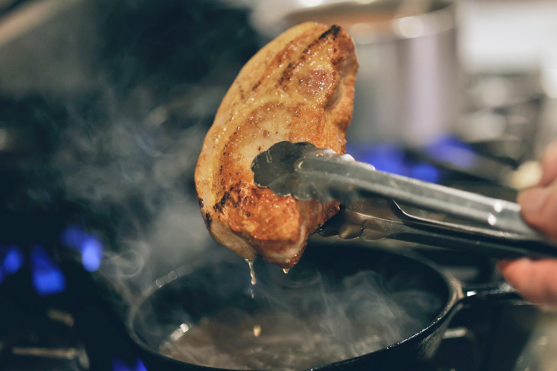 分厚い肉にからむソース