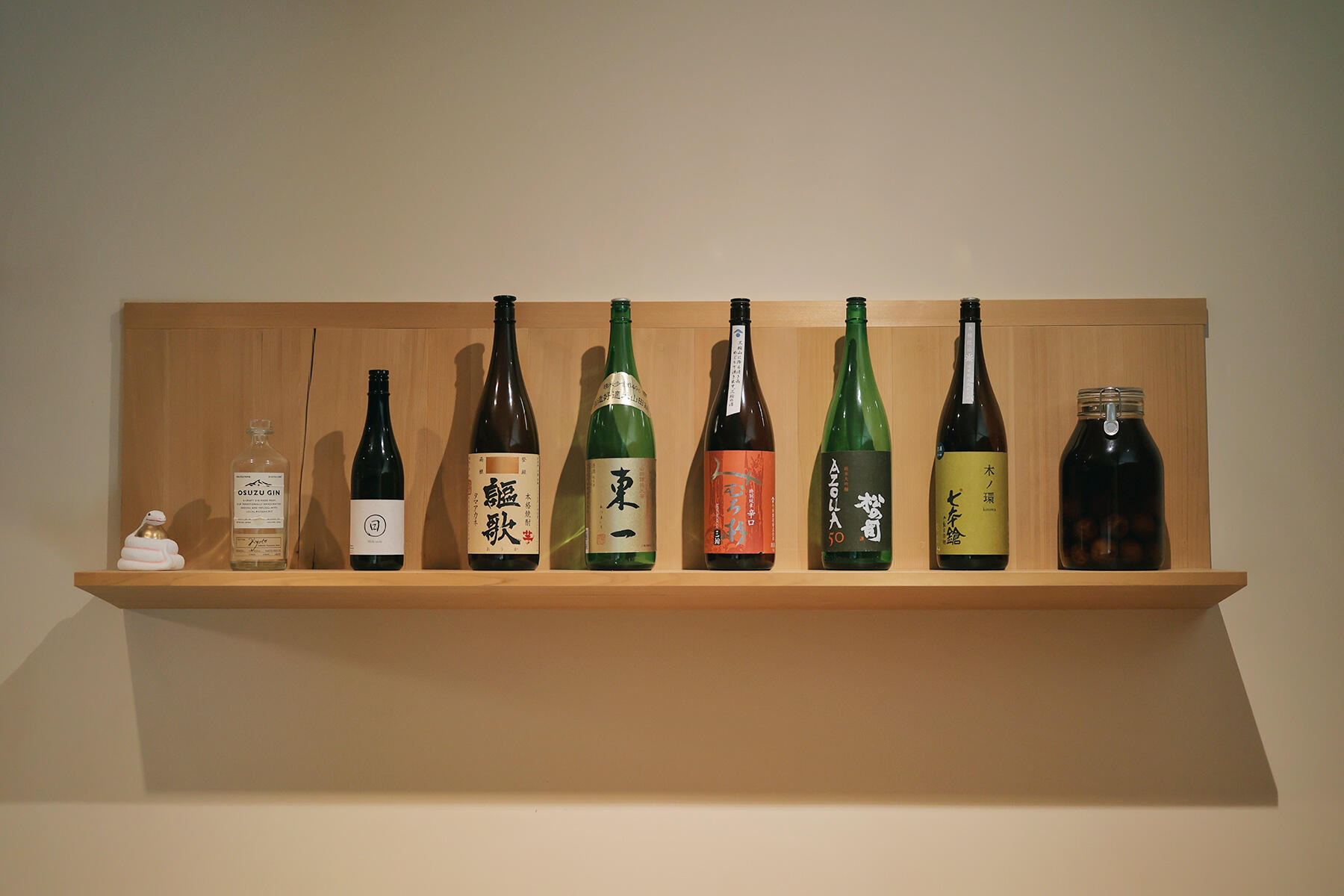 日本酒やワインはもちろん、ウイスキーやジンも取り揃える