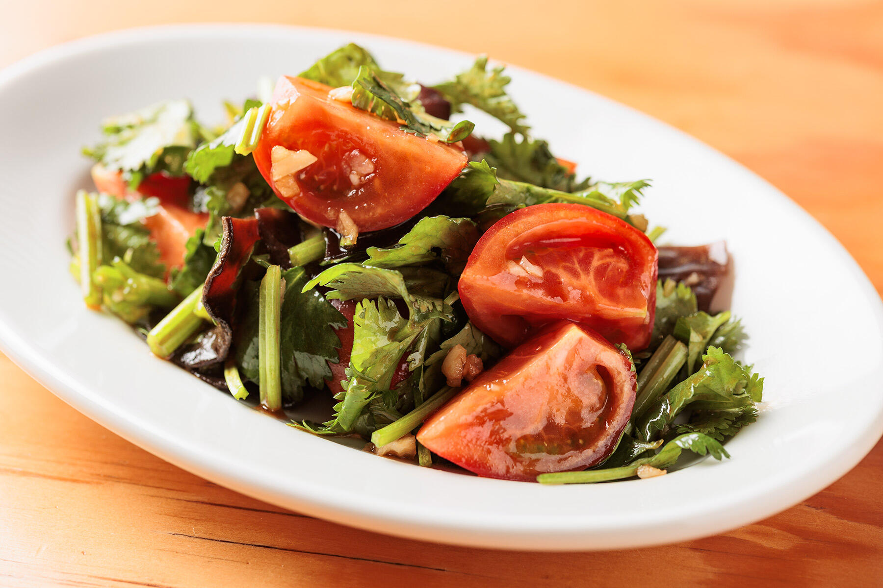 中国黒酢の豊かな風味、にんにくの香りが後をひく「トマトと香菜ときくらげの黒酢和え」