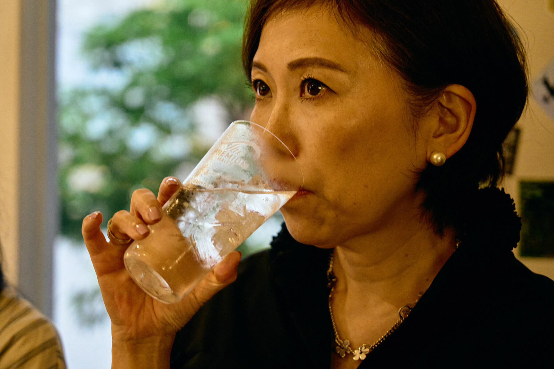 ソーダ割りを飲む