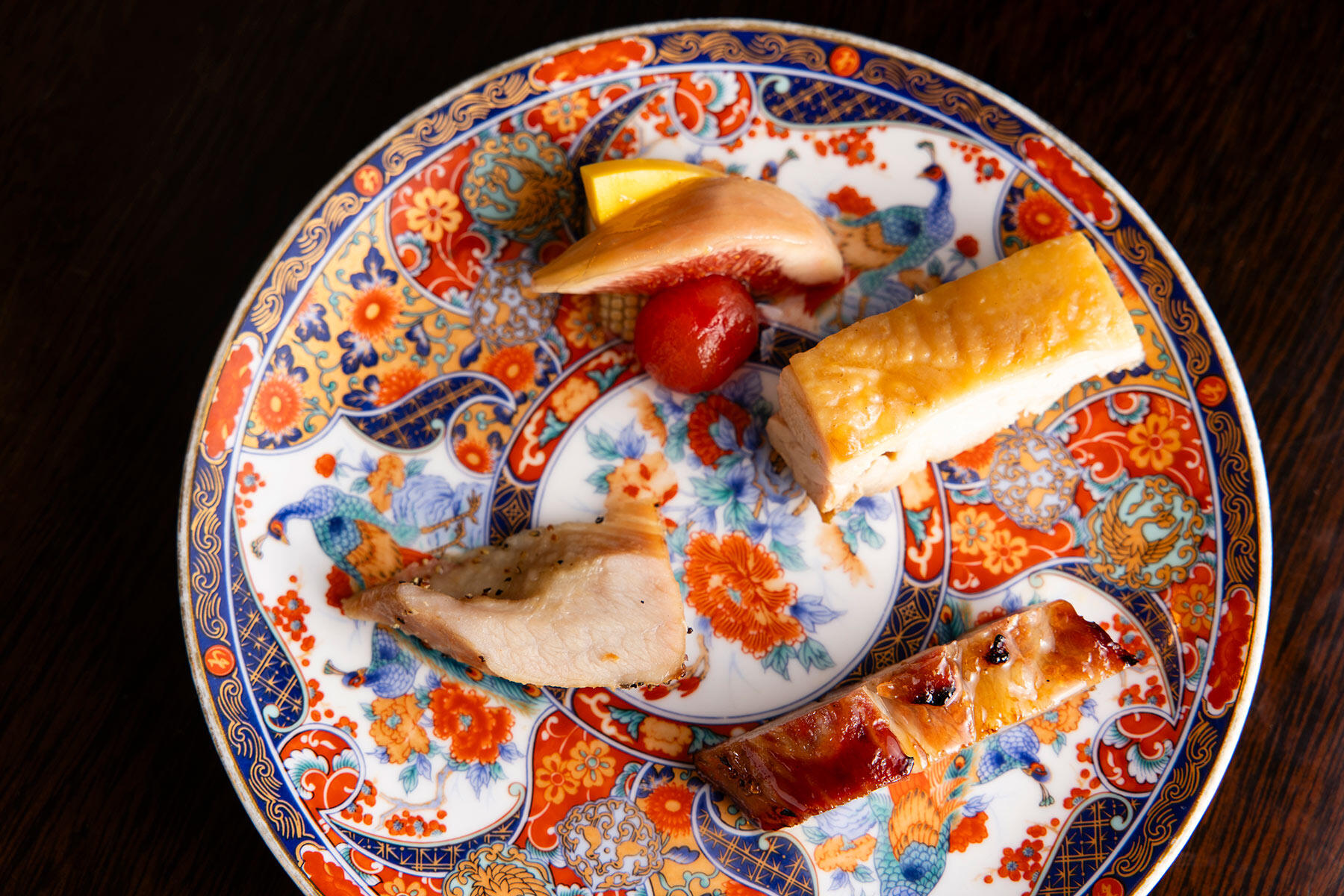 7品目「松坂ポークの叉焼、大山鶏のもも肉 香港醤油煮込み、豚トロの黒胡椒焼きの盛り合わせ」。