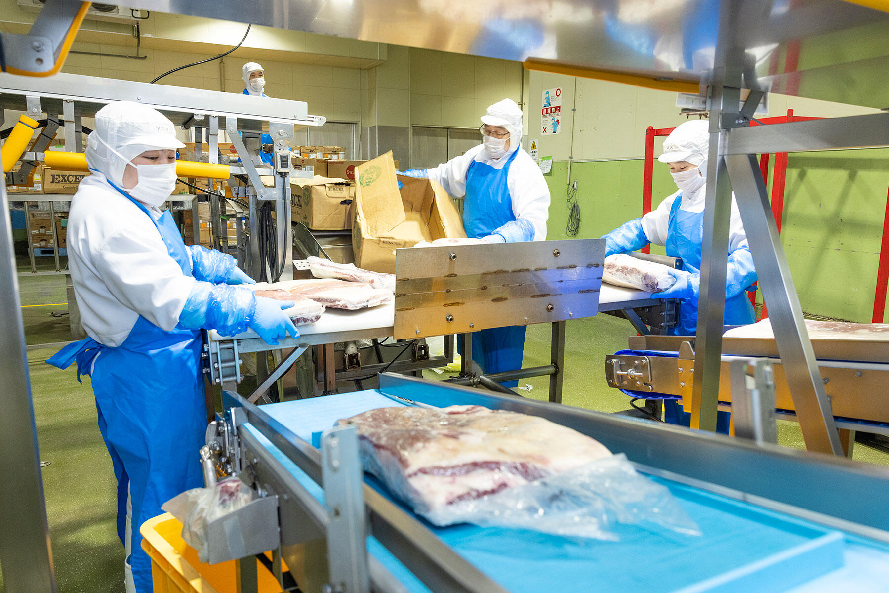 開封される北米産牛肉。