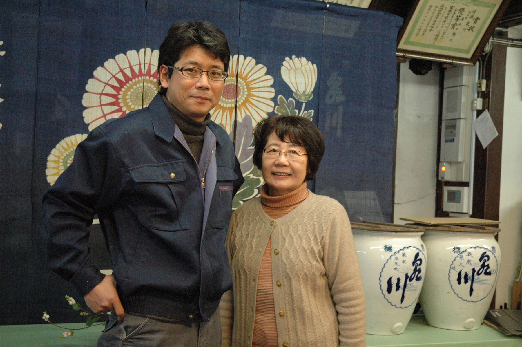 酒蔵の売店で微笑む9代目蔵元・廣木健司さん(撮影時42歳)と母・浩江さん