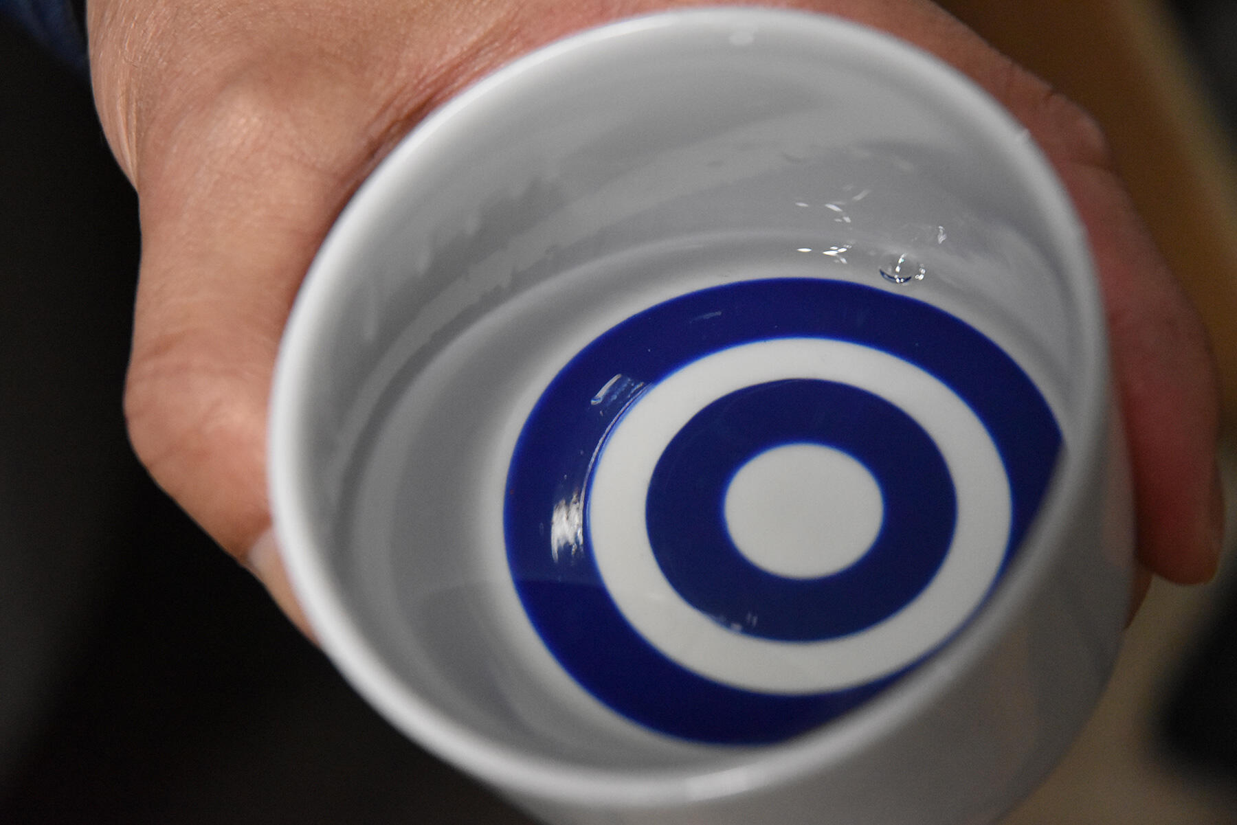 試飲用の蛇の目柄の利き猪口