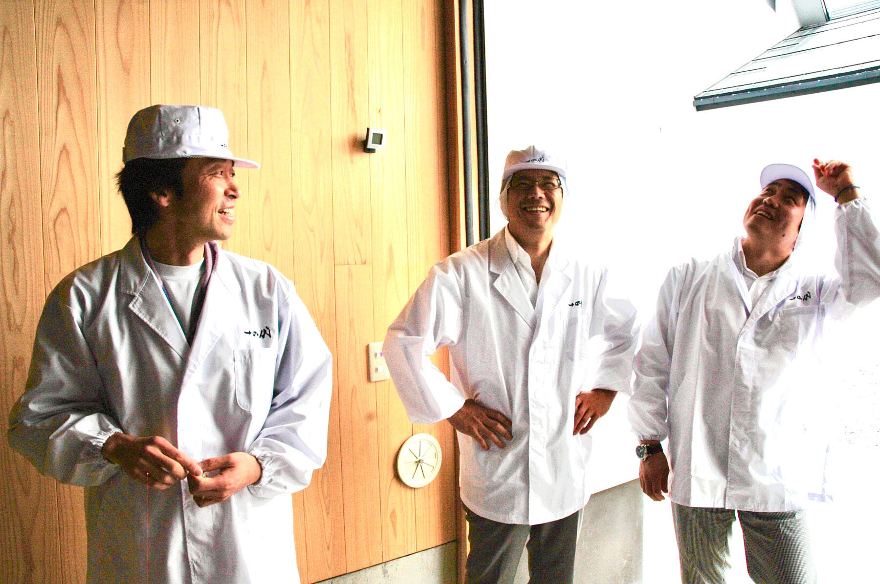 高木さんの案内で「十四代」の蔵を見学しながら談笑する同世代の3人