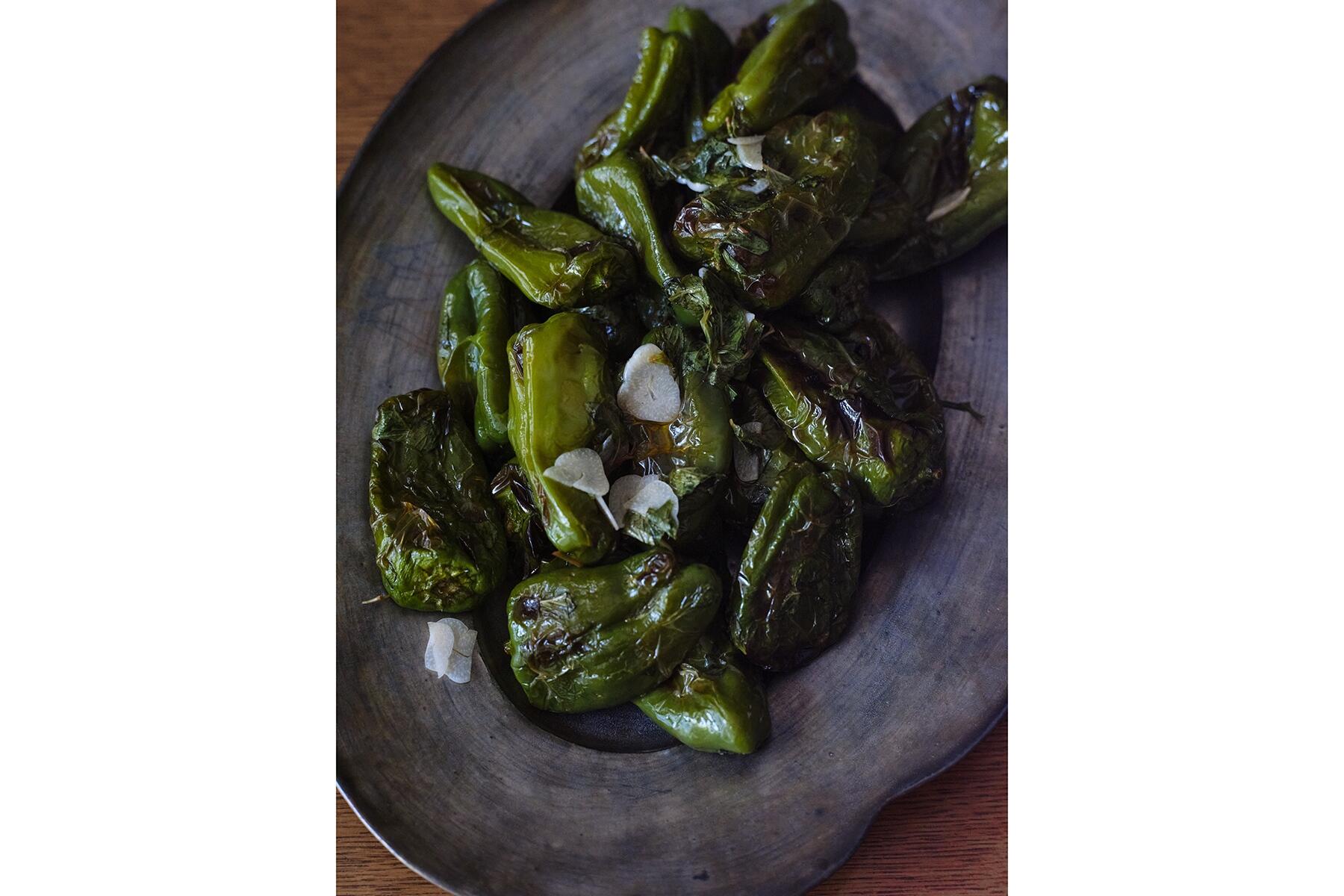 そのジューシーさに驚く“ピーマンのミントビネガーオーブン焼き”