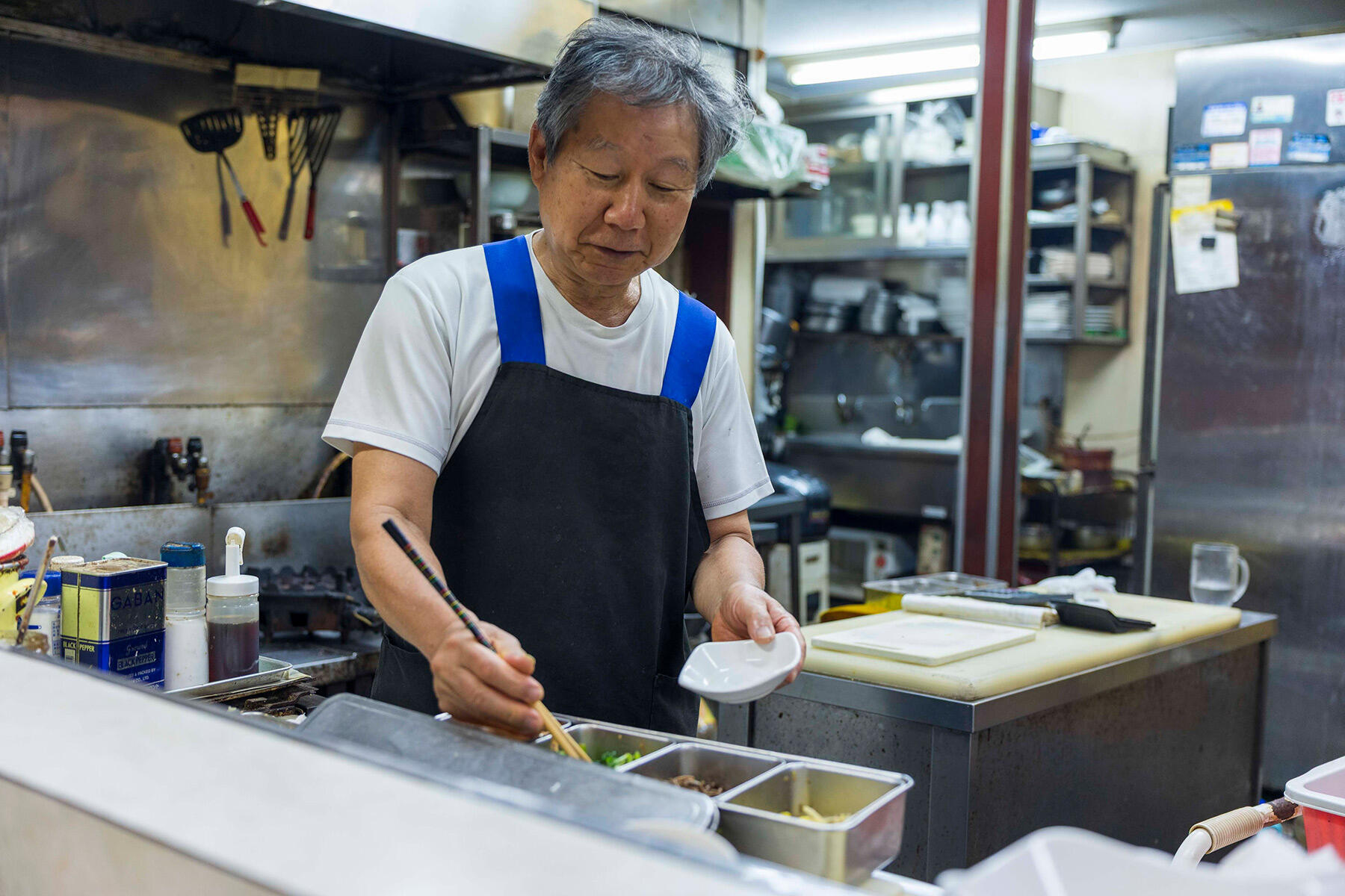「富吉」店主の福島和明さん。