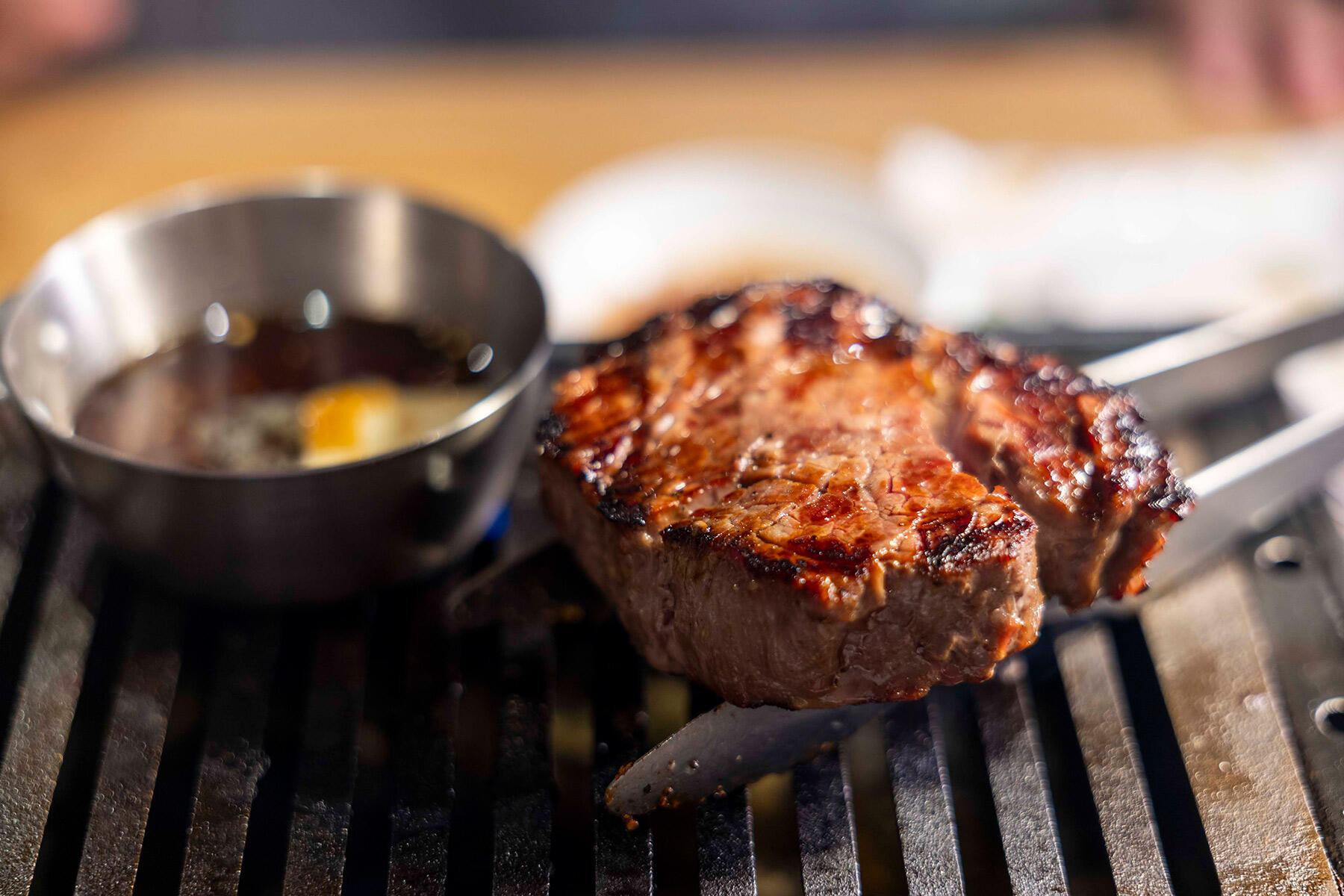 トングをゲタ代わりに