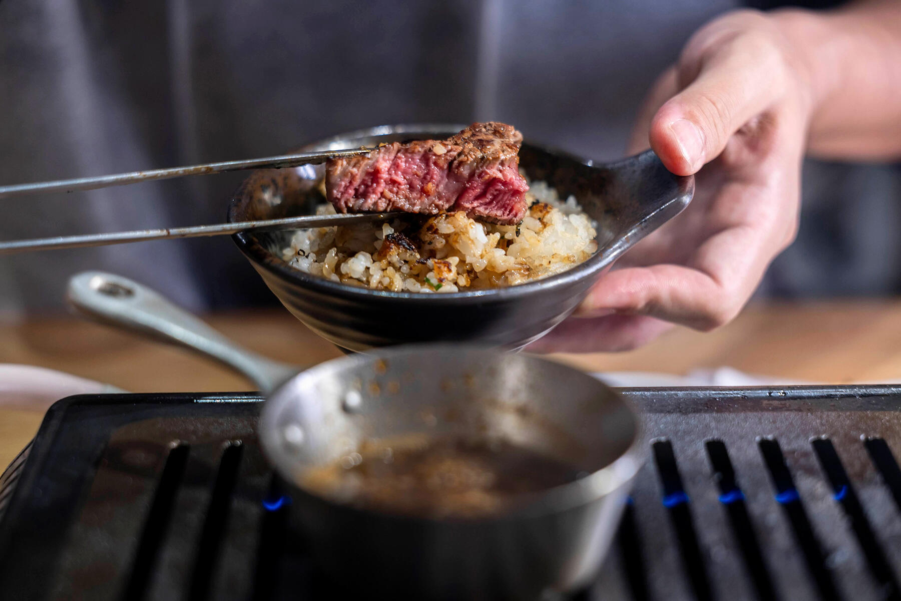 さくステーキをフライドガーリックとともにガーリックライスの上へ