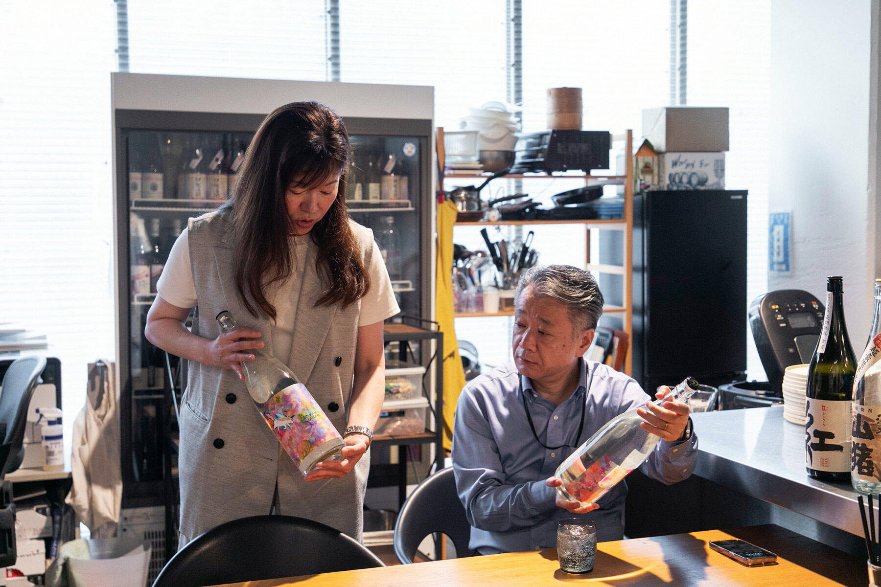 AYAさんから「SWEET MONSTER」の説明を受けるりゅういちさん