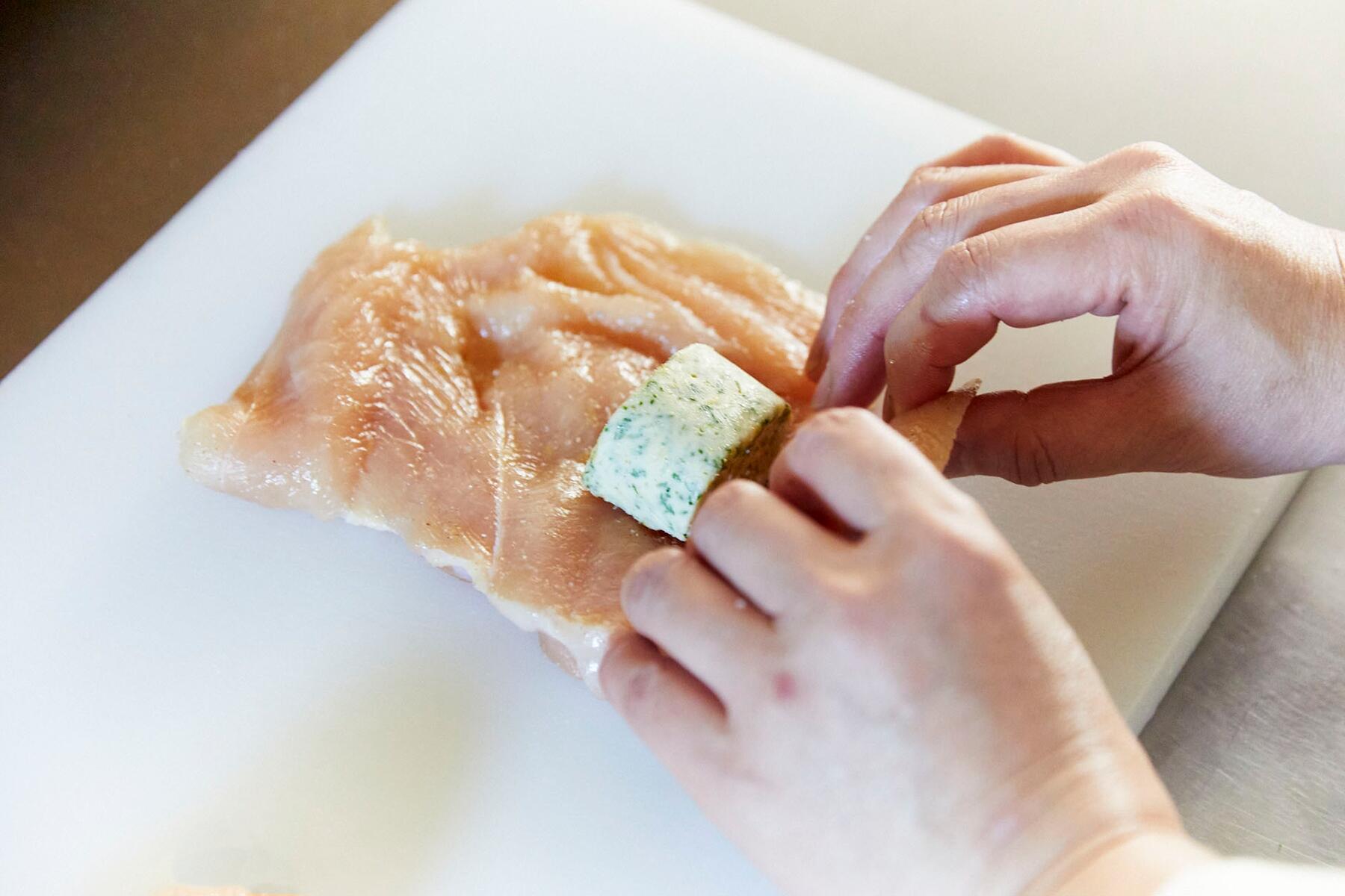 バターを鶏むね肉で包む