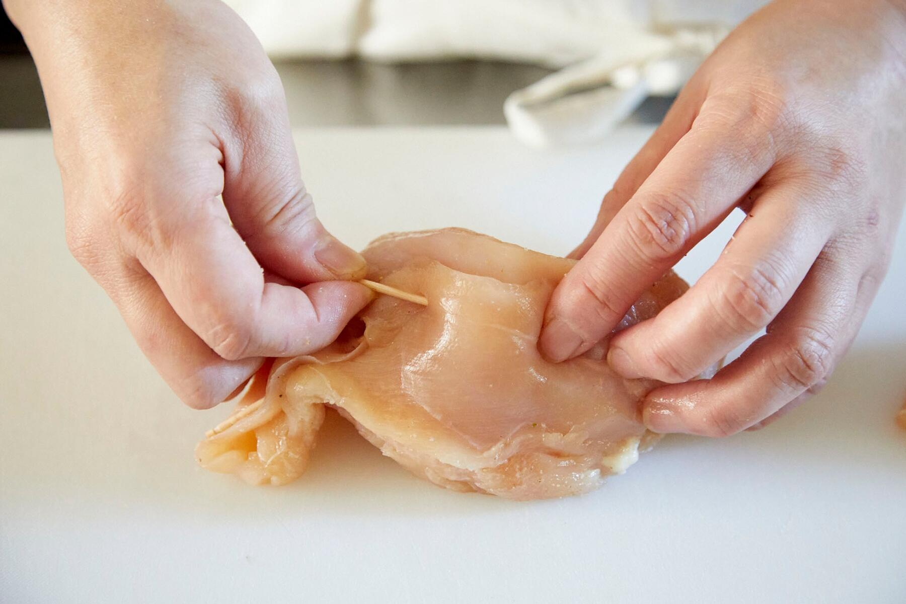 バターを鶏むね肉で包む