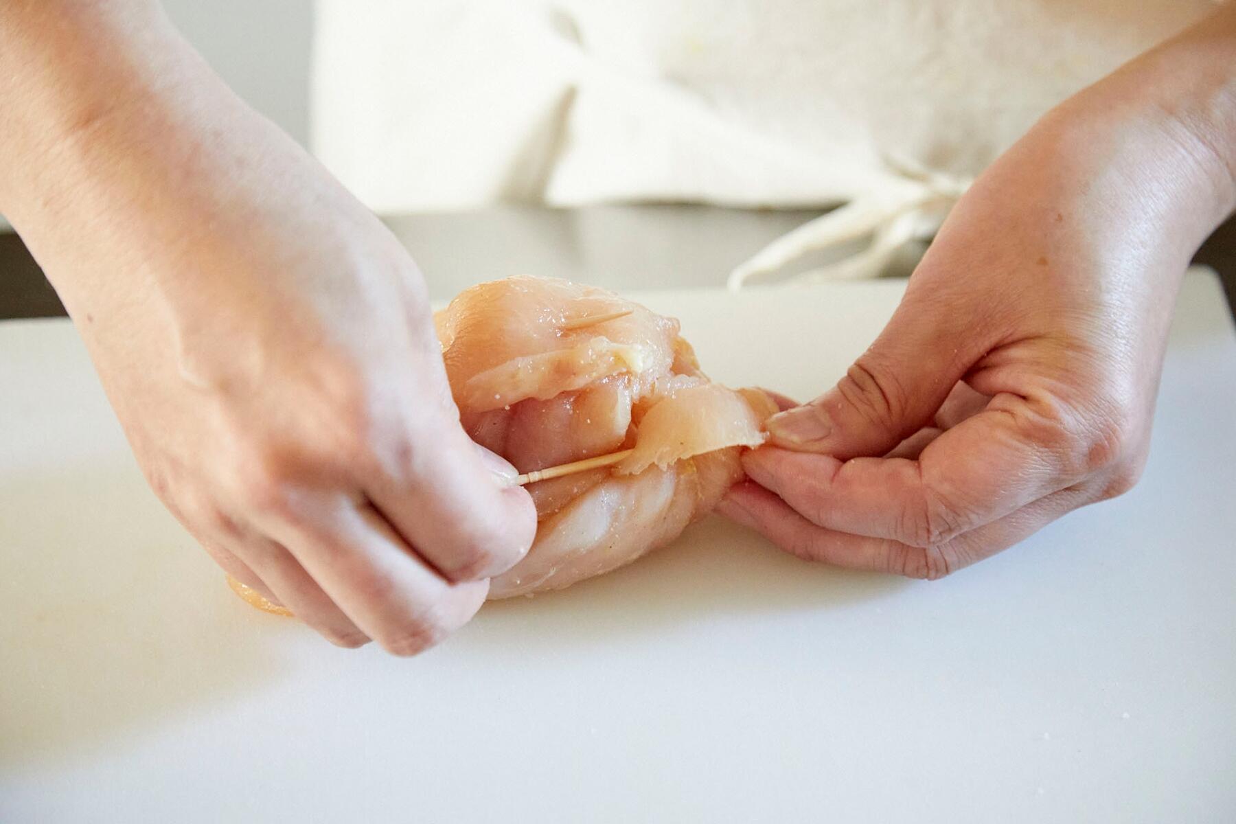 バターを鶏むね肉で包む