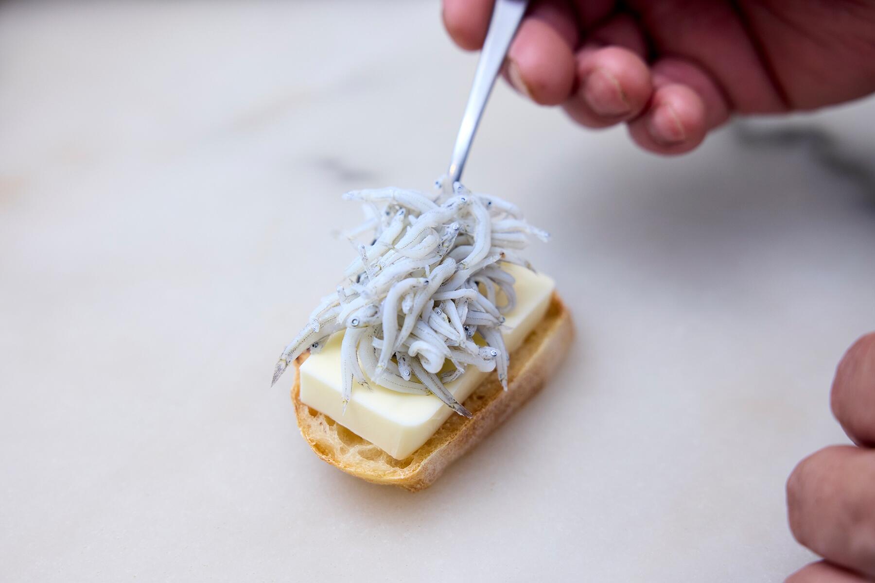 しらす干しをのせる